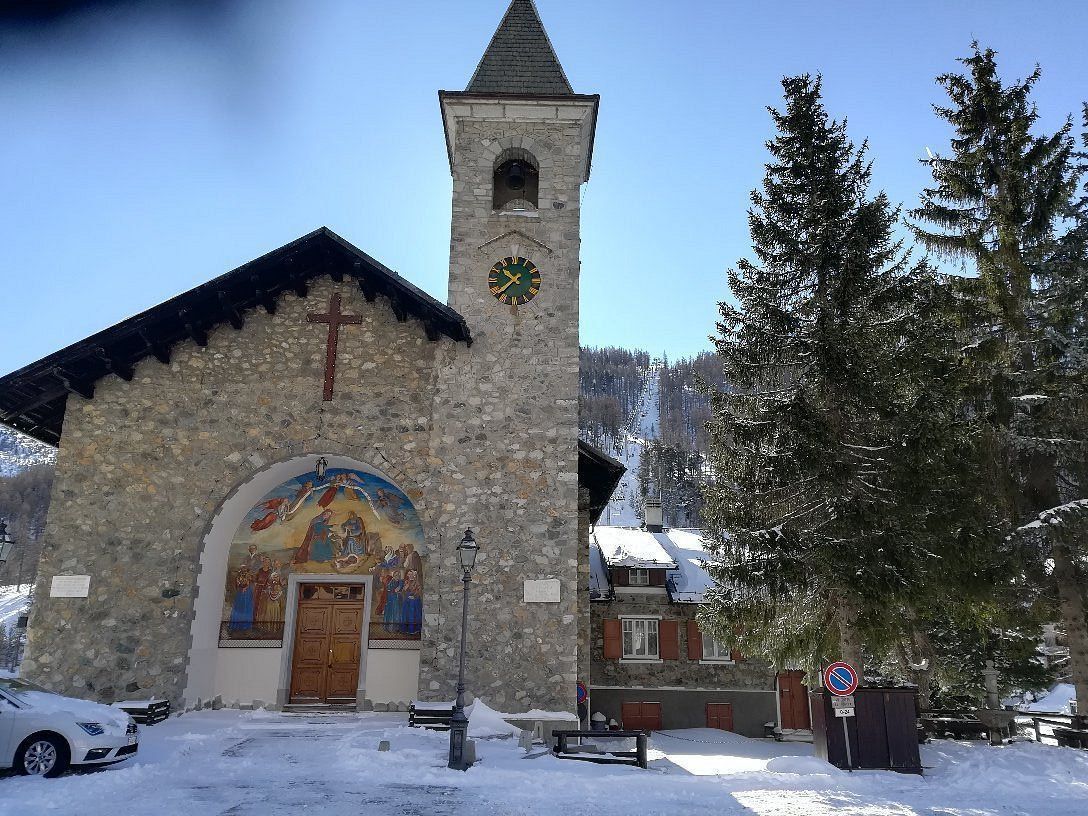 E' rappresentata la Chiesa di Claviere facciata